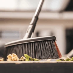 Solid Bezem M - Fiskars 7 Solid Bezem M - Fiskars -Tuinbenodigdheden solid bezem m fiskars 3