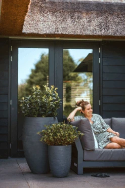 Capi Bloempot Nature Elegant Rib NL - D34 X H46cm - Donkergrijs 7 Capi Bloempot Nature Elegant Rib NL - D34 X H46cm - Donkergrijs -Tuinbenodigdheden vaas elegant laag rib nl donkergrijs bloempot 3 4